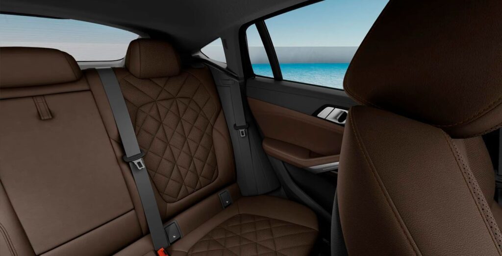 BMW-X6-xDrive30d-M-Sport-interior-trasera.jpg