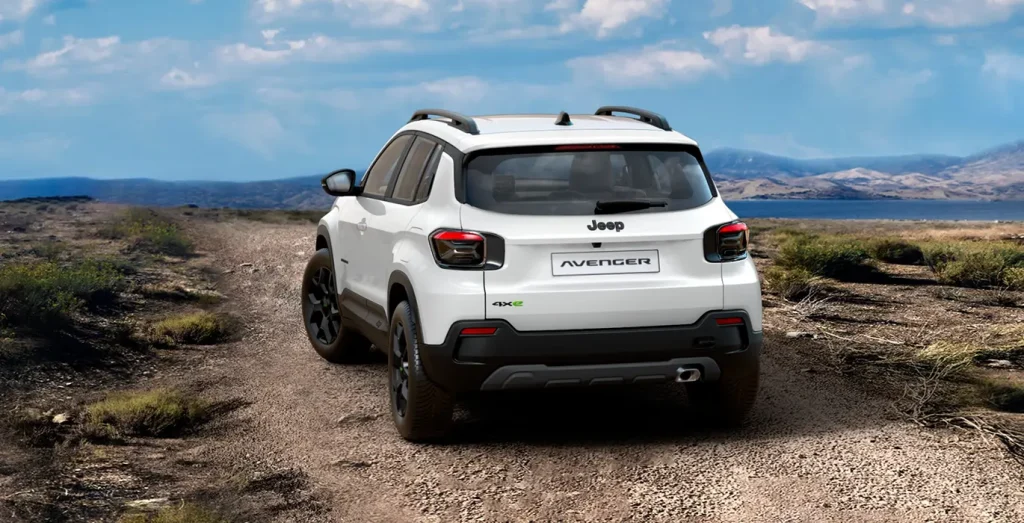 JEEP-AVENGER-EHYBRID-4xE-136CV-AUTOMATICO-exterior-trasera