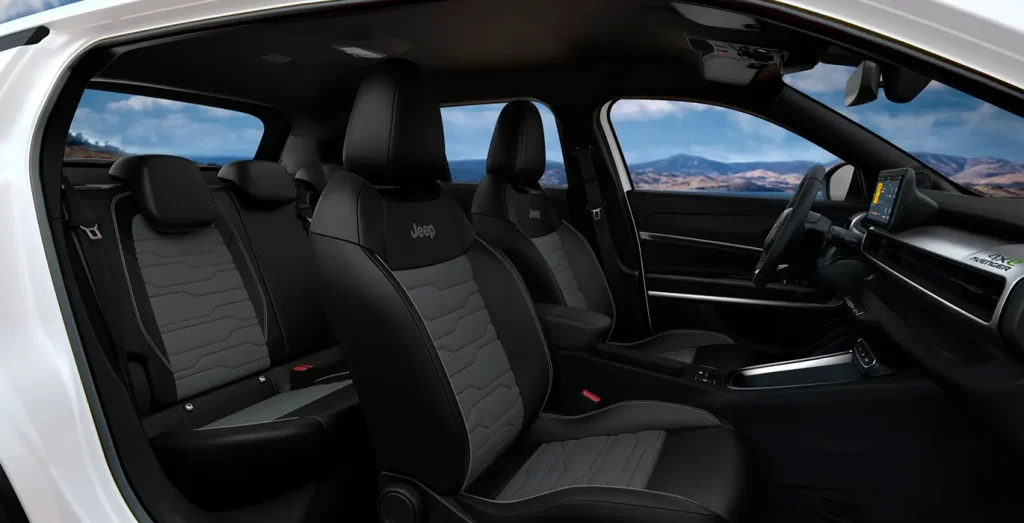 JEEP-AVENGER-EHYBRID-4xE-136CV-AUTOMATICO-interior-trasera