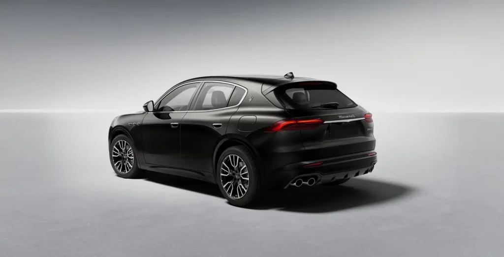 MASERATI-Grecale-L4-MHEV-300CV-AWD-II-negro-trasera.webp