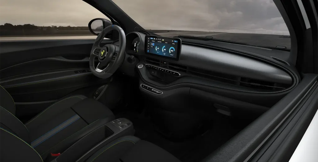 Abarth-500e-42kWh-interior-delantera-II.webp