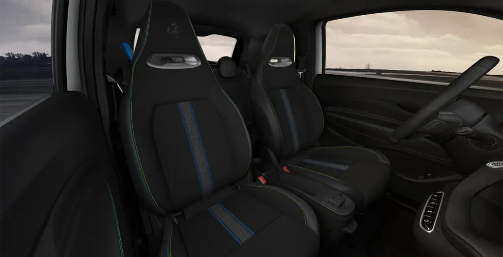 Abarth-500e-42kWh-interior-trasera.webp