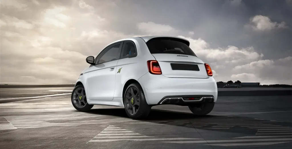 Abarth-500e-42kWh-trasera.webp
