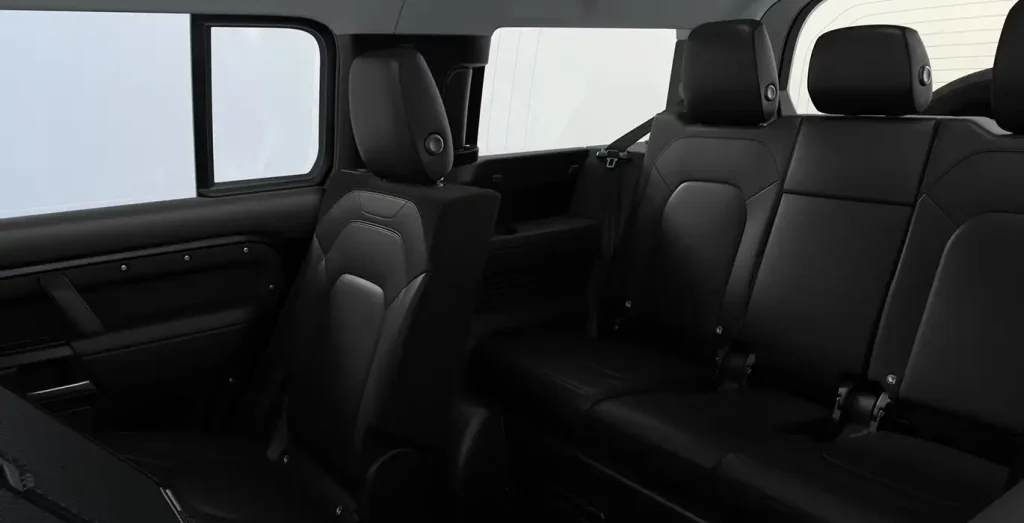 Land-Rover-Defender-3.0D-I6-250S-MHEV-interior-trasera.webp