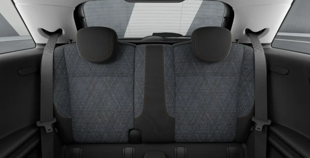 MINI-Cooper-C-Essential-interior-trasera.webp