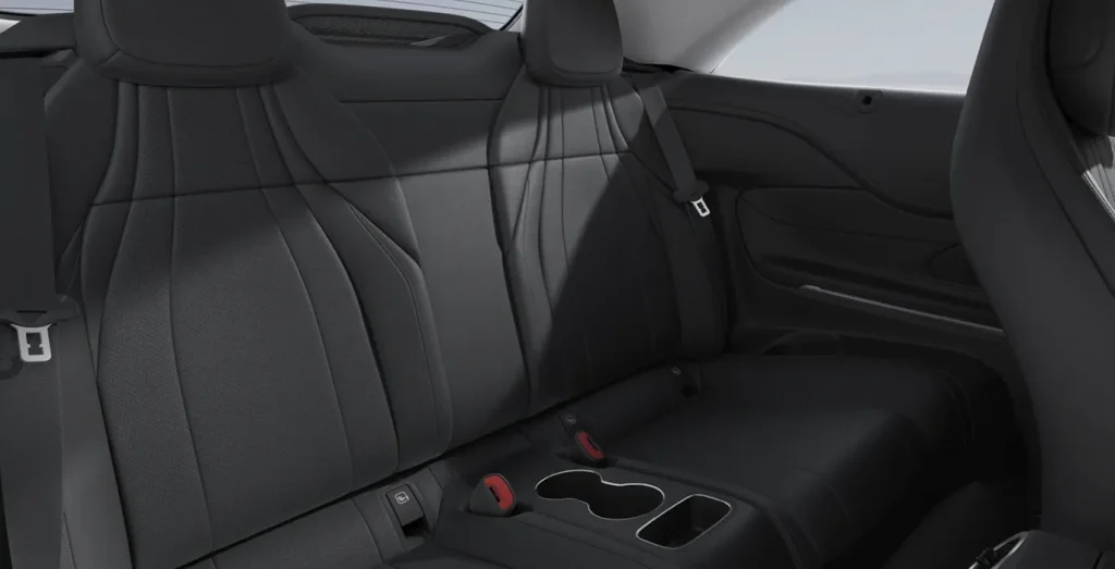 Mercedes-Benz-CLE-Cabrio-200D-interior-trasera.webp