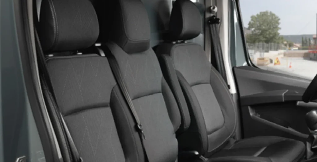 Nissan-Primastar-2.0dCi-L1H1-1T-Acenta-interior-asientos.webp