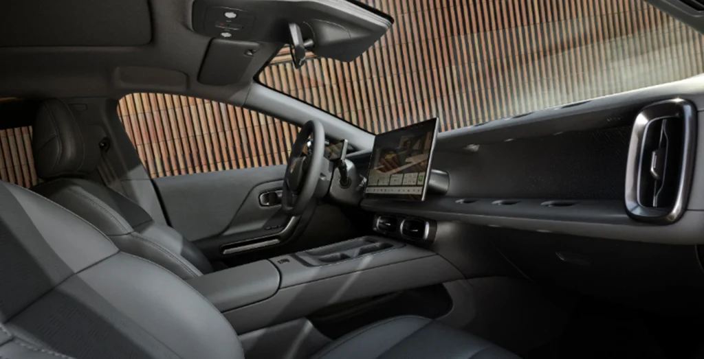 Leapmotor-B05-5P-BEV-56.2kWh-Life-interior-delantera-II